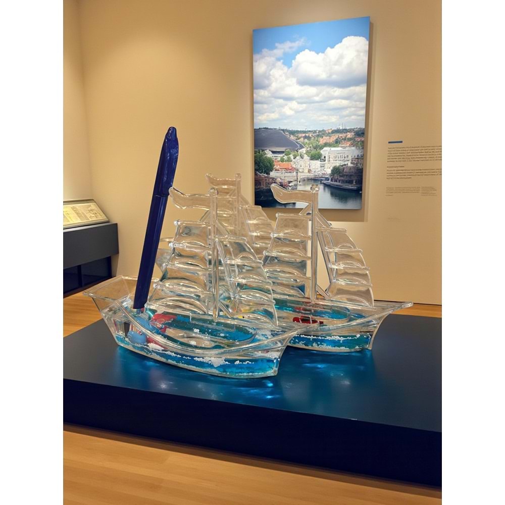 Mistik Deniz Temalı Gemi Sulu Kalemlik – Dekoratif Masaüstü Biblo (14.5 cm)