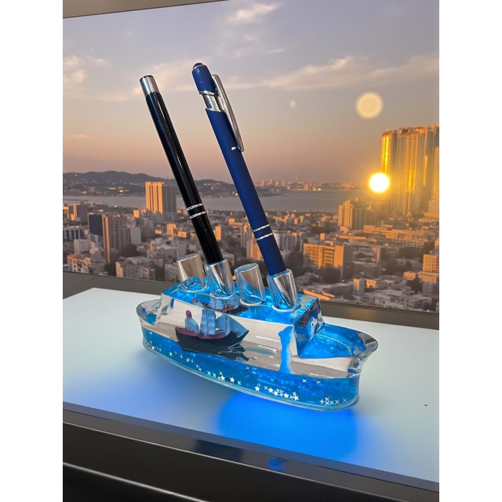 Lüks Gemi Sulu Kalemlik – LED'li 4 Kalem Kapasiteli Masa Dekoru (16 cm)