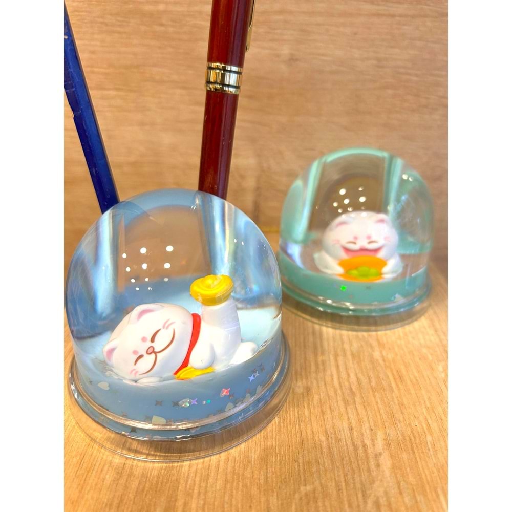 Şans Kedisi (Maneki-Neko) Sulu Kalemlik – Kar Küresi Efektli Uğur Dekoru (8 cm)