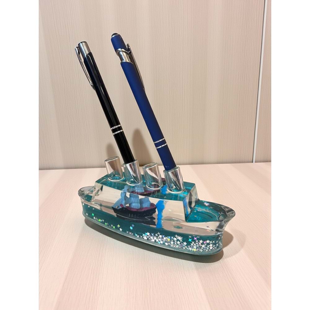 Mavi Yolcu Gemisi Sulu Kalemlik – 4 Kalem Kapasiteli Masa Dekoru (16 cm)