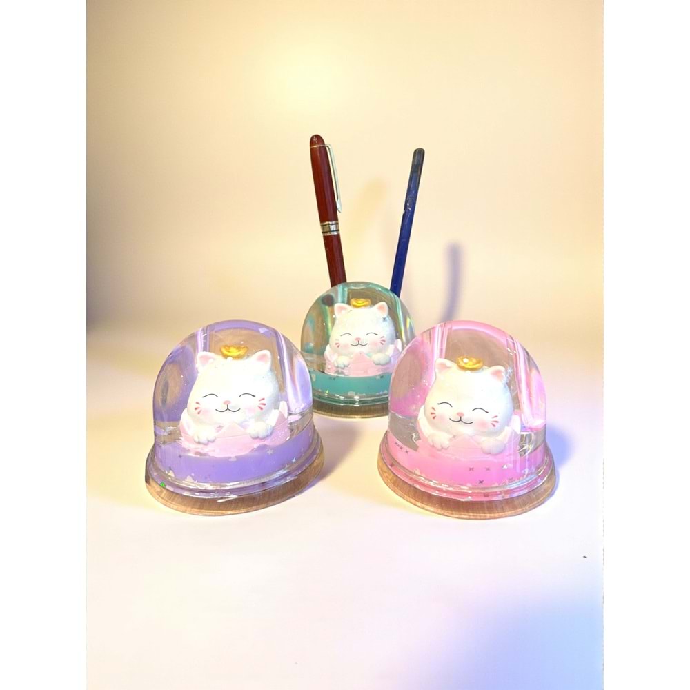 Uğur Getiren Şans Kedisi (Maneki-Neko) Sulu Kalemlik – Mini Kar Küresi Efektli Masa Dekoru (8 cm)