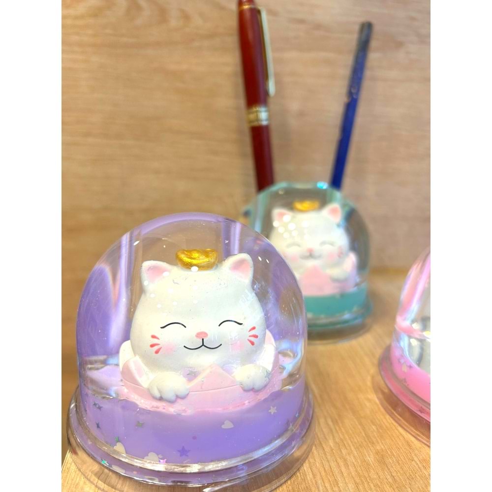 Uğur Getiren Şans Kedisi (Maneki-Neko) Sulu Kalemlik – Mini Kar Küresi Efektli Masa Dekoru (8 cm)