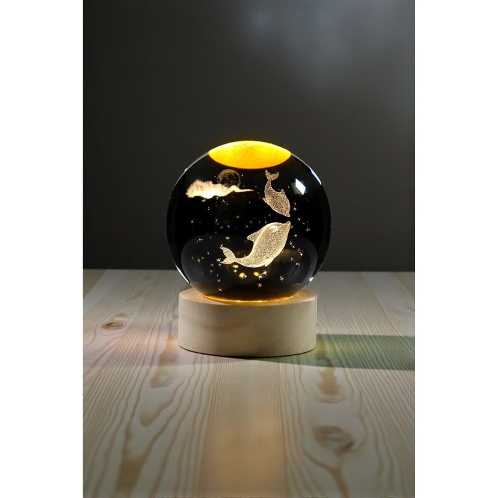 Ahşap Kaideli Işıklı 3D Cam Küre 6 cm – Sevimli Yunus Balıkları USB’li Dekoratif Lamba