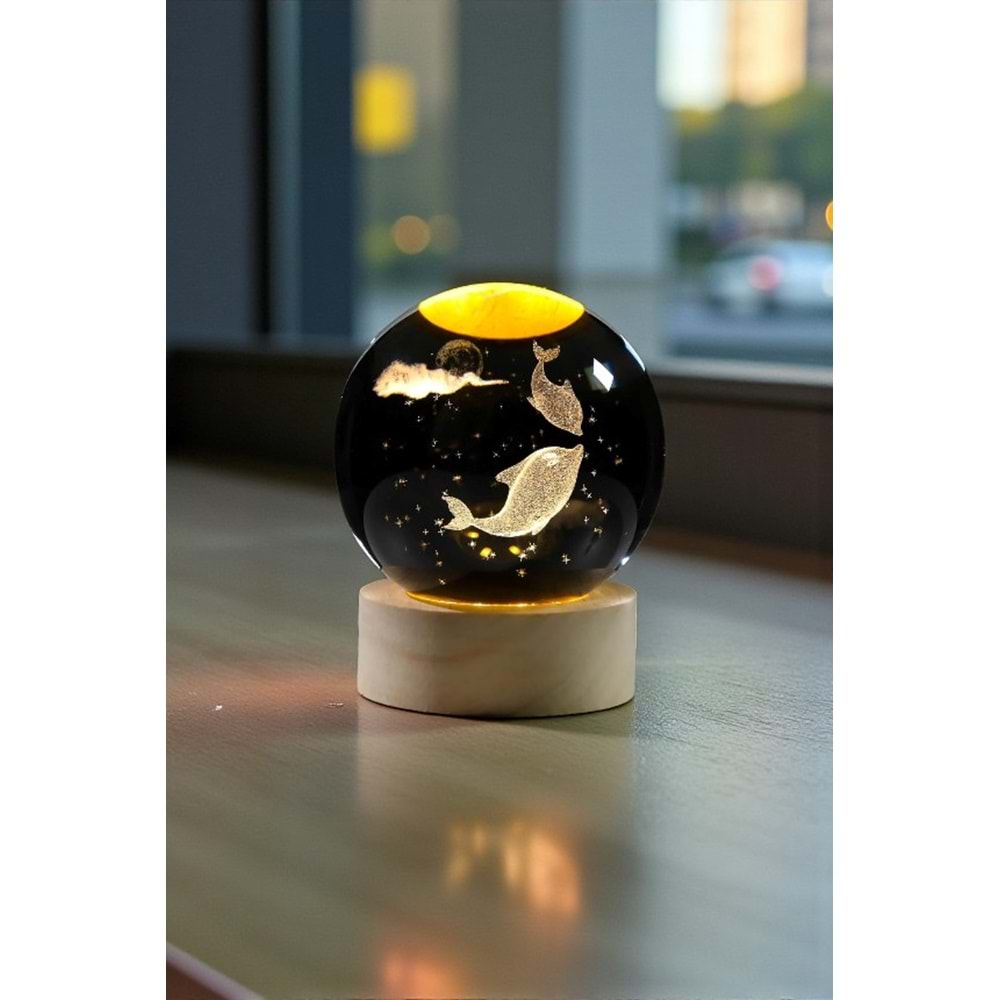 Ahşap Kaideli Işıklı 3D Cam Küre 6 cm – Sevimli Yunus Balıkları USB’li Dekoratif Lamba