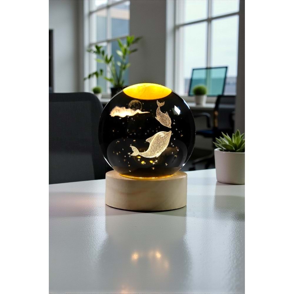 Ahşap Kaideli Işıklı 3D Cam Küre 6 cm – Sevimli Yunus Balıkları USB’li Dekoratif Lamba