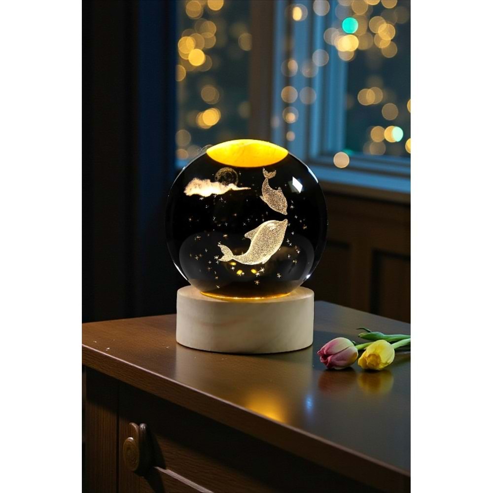 Ahşap Kaideli Işıklı 3D Cam Küre 6 cm – Sevimli Yunus Balıkları USB’li Dekoratif Lamba