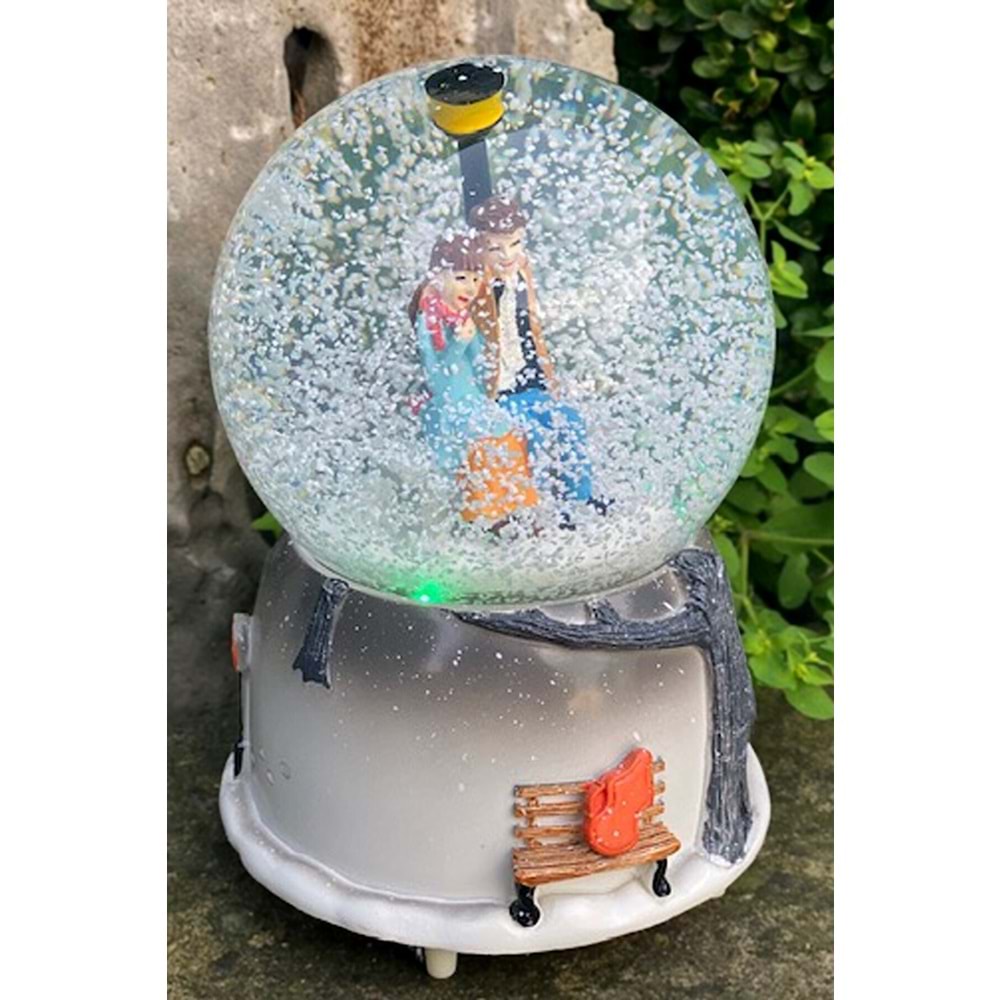 Kış Masalı Temalı Püskürtmeli Işıklı Müzikli Büyük Boy Kar Küresi – 16x12 cm