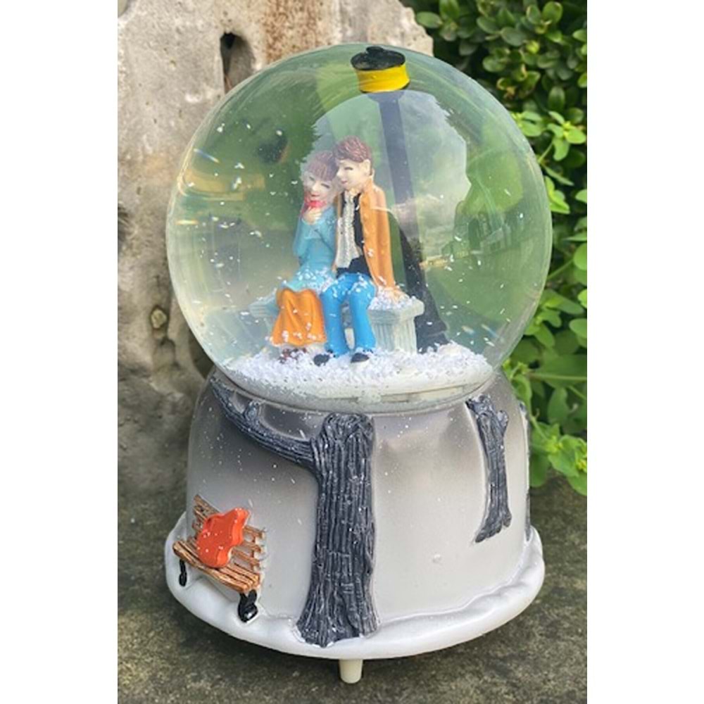 Kış Masalı Temalı Püskürtmeli Işıklı Müzikli Büyük Boy Kar Küresi – 16x12 cm