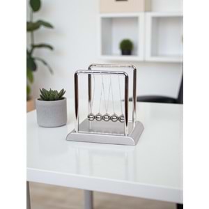 Newton Balans Denge Topu – Orta Boy Gümüş Renk Masaüstü Dekoratif ve Stres Giderici Aksesuar