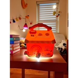 Masal Evi Işıklı Kumbara – Sevimli Çocuk Odası Gece Lambası ve Tasarruf Kutusu 20 cm x 15.5 cm