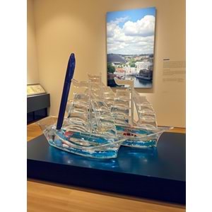 Mistik Deniz Temalı Gemi Sulu Kalemlik – Dekoratif Masaüstü Biblo (14.5 cm)