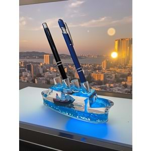 Lüks Gemi Sulu Kalemlik – LED'li 4 Kalem Kapasiteli Masa Dekoru (16 cm)
