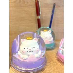 Uğur Getiren Şans Kedisi (Maneki-Neko) Sulu Kalemlik – Mini Kar Küresi Efektli Masa Dekoru (8 cm)