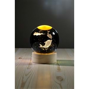 Ahşap Kaideli Işıklı 3D Cam Küre 6 cm – Sevimli Yunus Balıkları USB’li Dekoratif Lamba