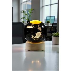 Ahşap Kaideli Işıklı 3D Cam Küre 6 cm – Sevimli Yunus Balıkları USB’li Dekoratif Lamba