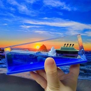 Batmayan Gemi Aşk Gemisi Hediyelik Aksesuar - Dinamik Sıvı Araç ve Masa Dekoru (15.2 cm)