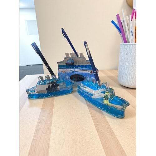 Lüks Gemi Sulu Kalemlik – LED'li 4 Kalem Kapasiteli Masa Dekoru (16 cm)