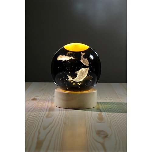 Ahşap Kaideli Işıklı 3D Cam Küre 6 cm – Sevimli Yunus Balıkları USB’li Dekoratif Lamba