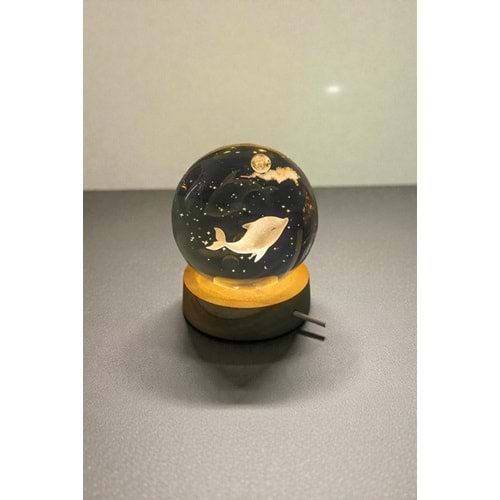 Dekoratif Işıklı Ahşap Kaideli Sevimli Yunus Balığı 3D Cam Küre Night Light – 6 cm USB’li