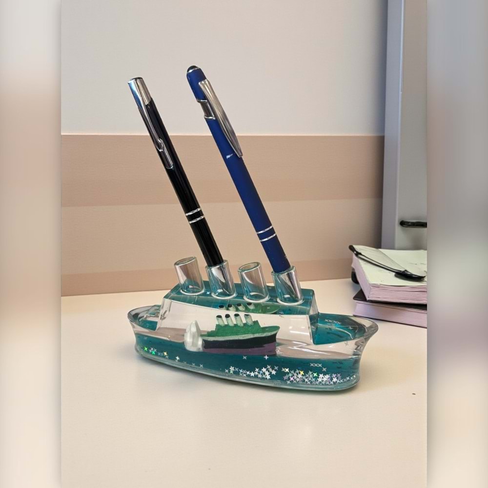 Mavi Yolcu Gemisi Sulu Kalemlik – 4 Kalem Kapasiteli Masa Dekoru (16 cm)