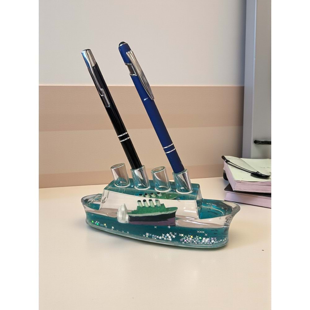 Mavi Yolcu Gemisi Sulu Kalemlik – 4 Kalem Kapasiteli Masa Dekoru (16 cm)