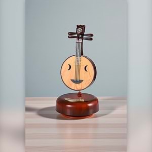 Ahşap Görünümlü Çin Pipası Tasarımlı Dönen Müzik Kutusu – Telli Çalgı Modeli Retro Dekoratif Hediye (18,5 cm)